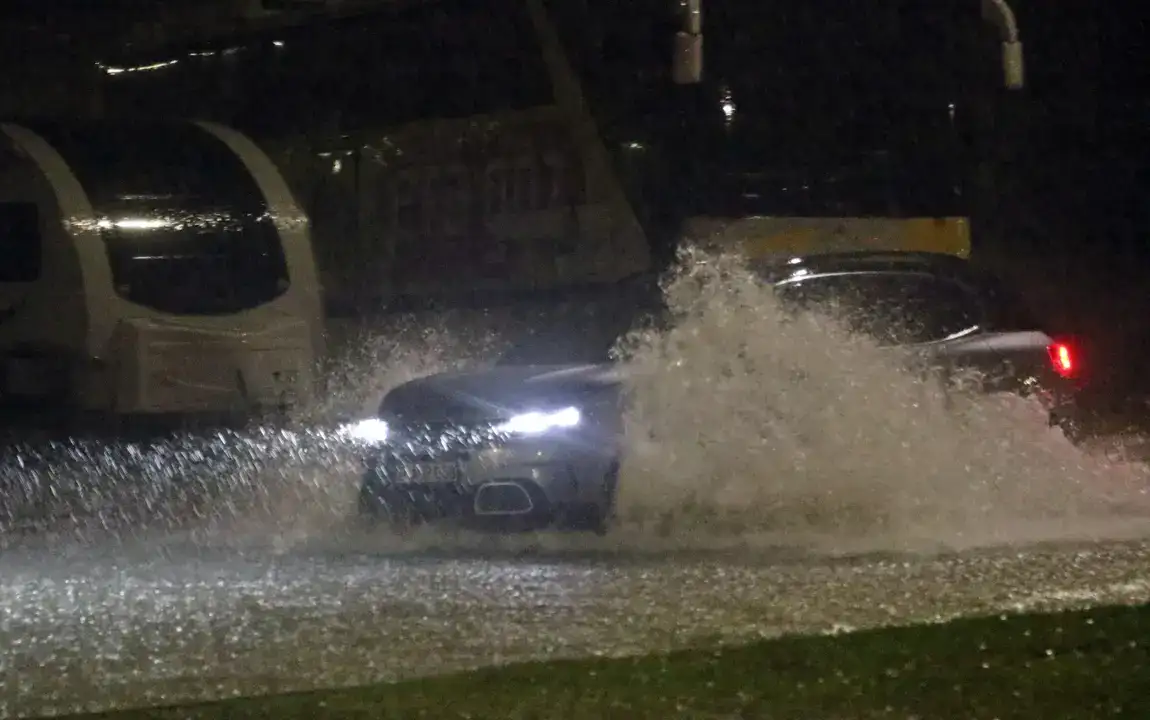 Araçlar Mahsur Kaldı, Vatandaş Duraklara Sığındı 14